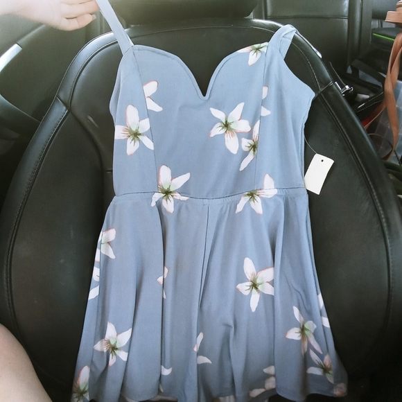 Cute blue romper with floral design - Picture 2 of 6